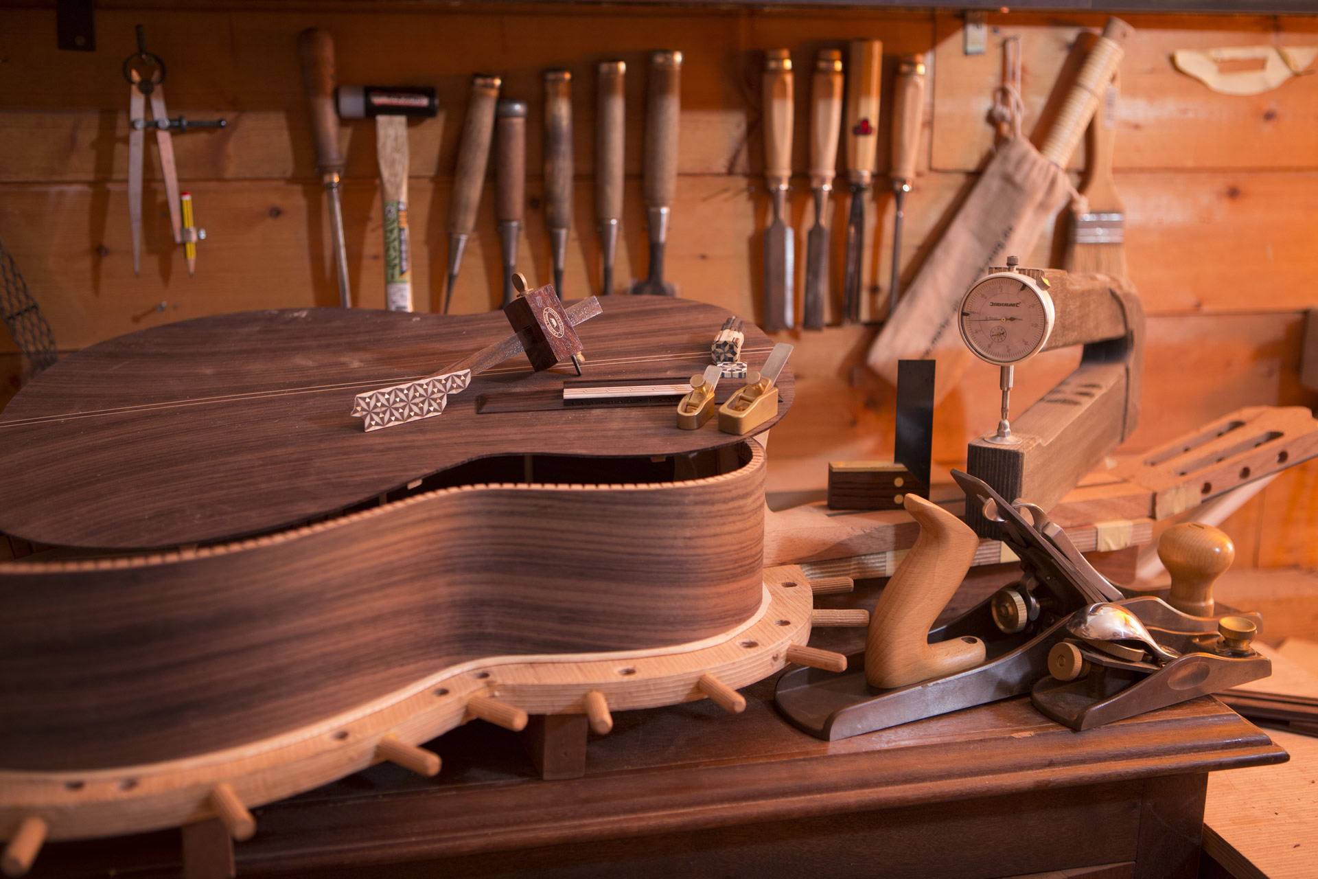 Banco de trabajo del taller de guitarras de Óscar Muñoz
